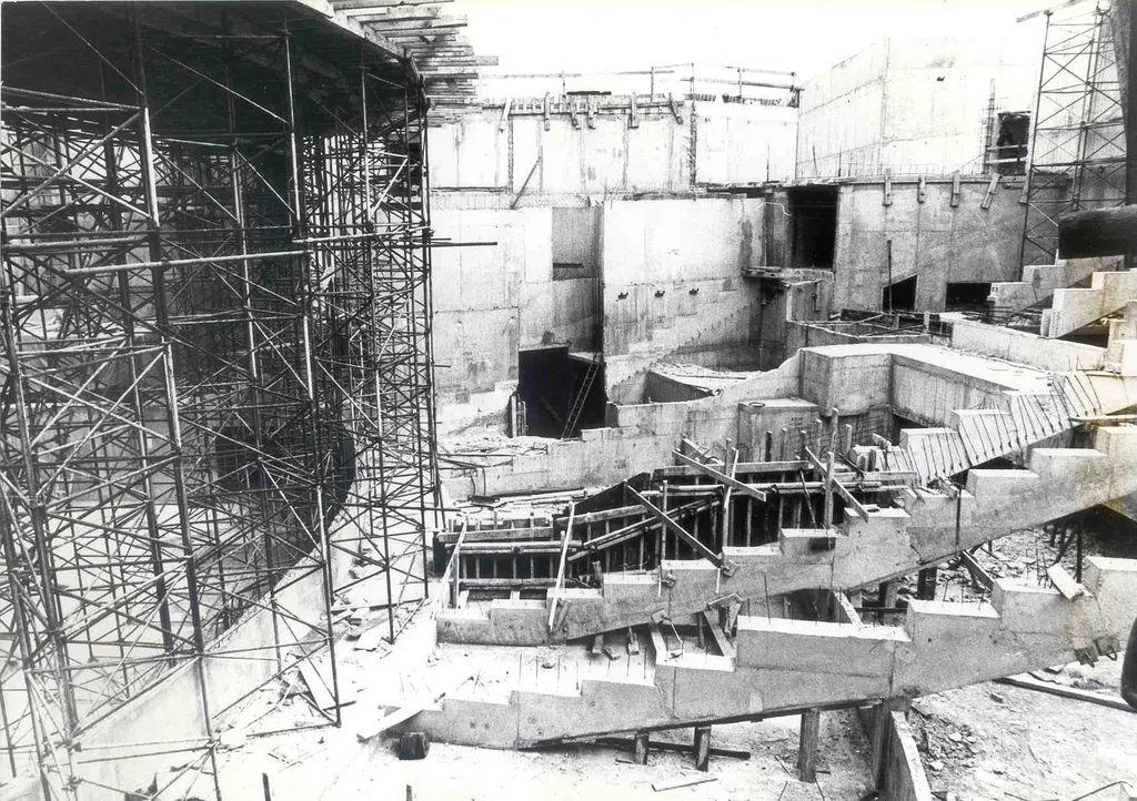 Travaux de création de la grande salle, 1975
